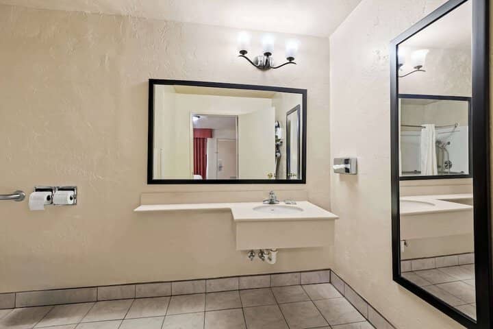 Room 17 of 25